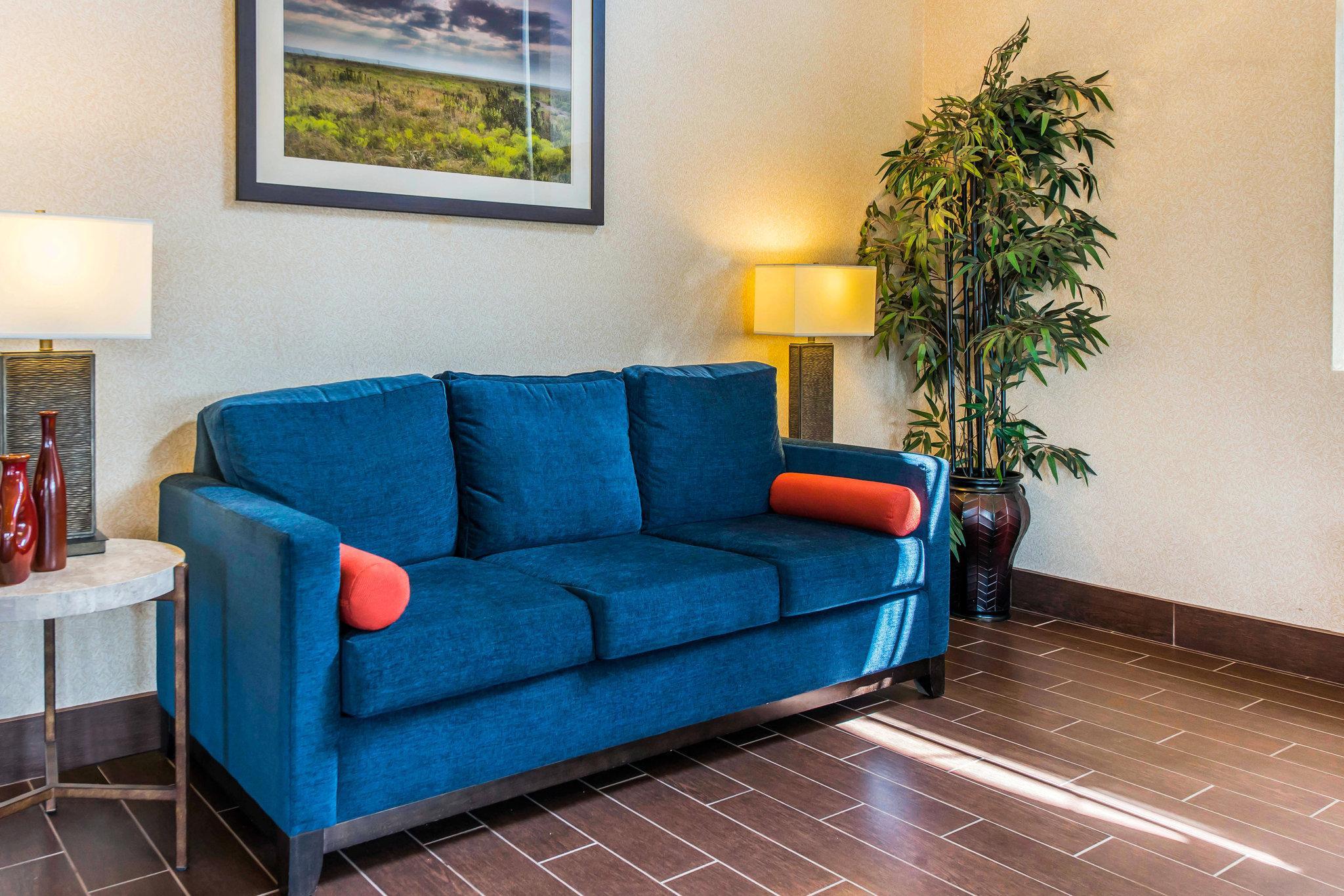Comfort Inn & Suites Hays I-70 Экстерьер фото