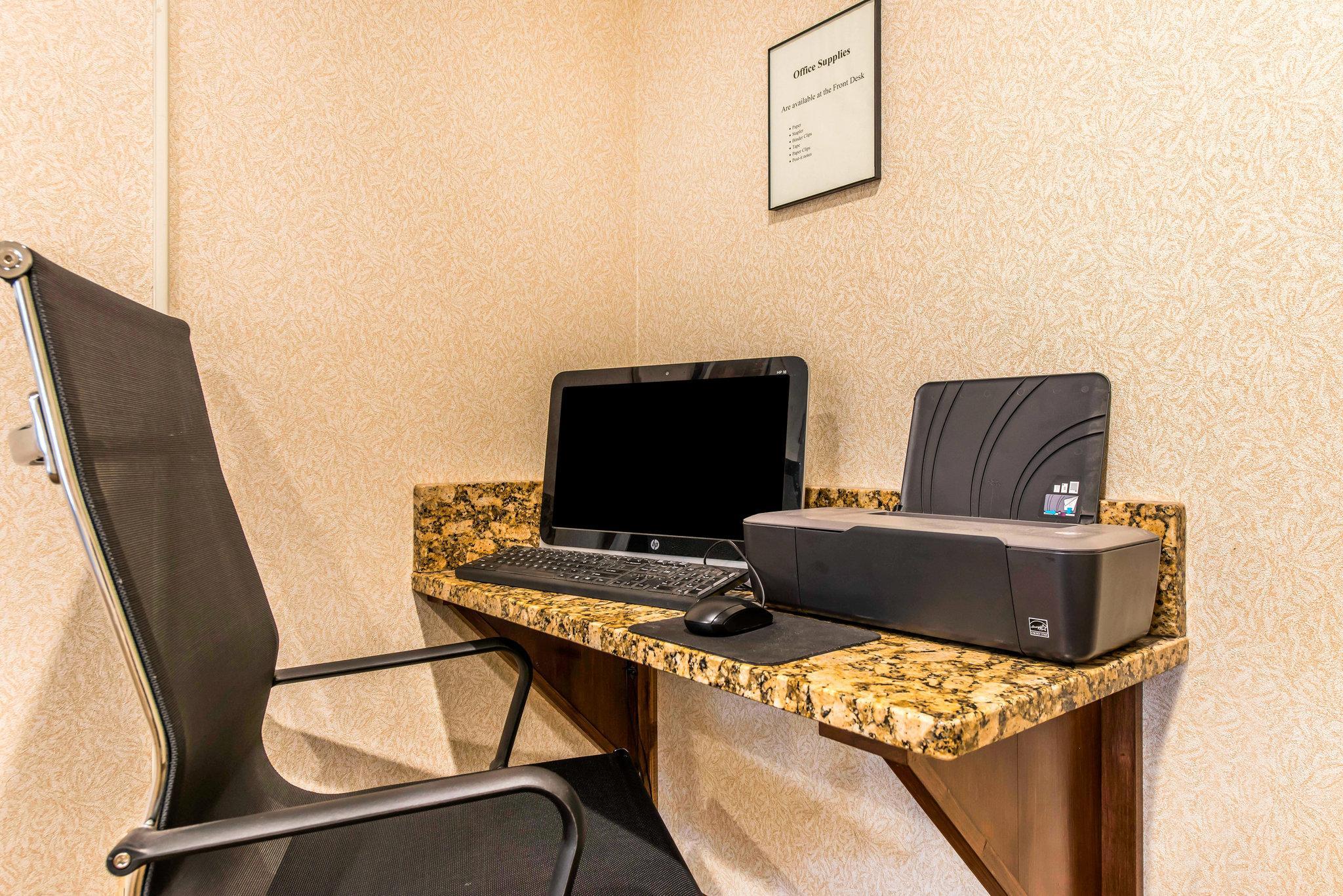Comfort Inn & Suites Hays I-70 Экстерьер фото