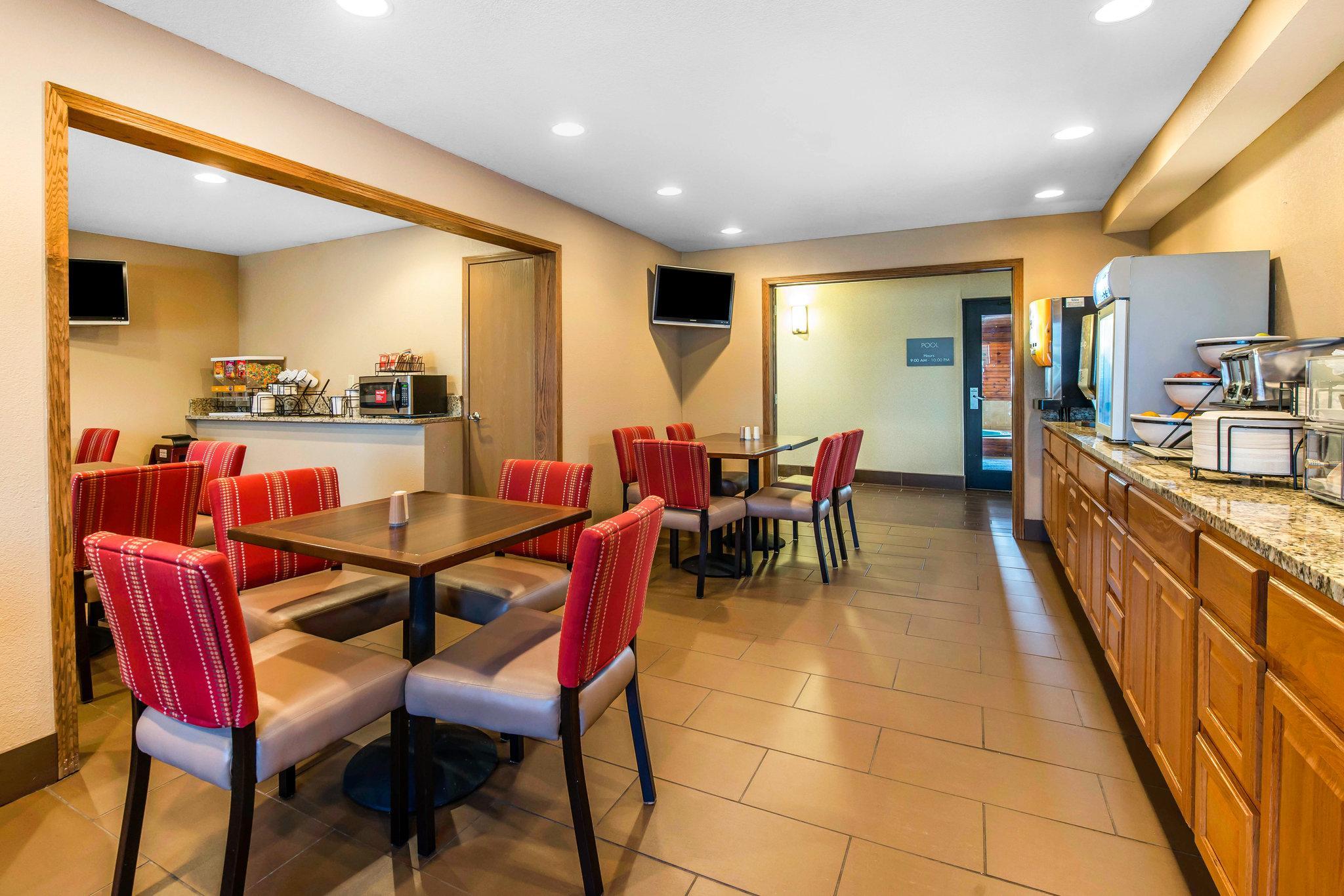 Comfort Inn & Suites Hays I-70 Экстерьер фото