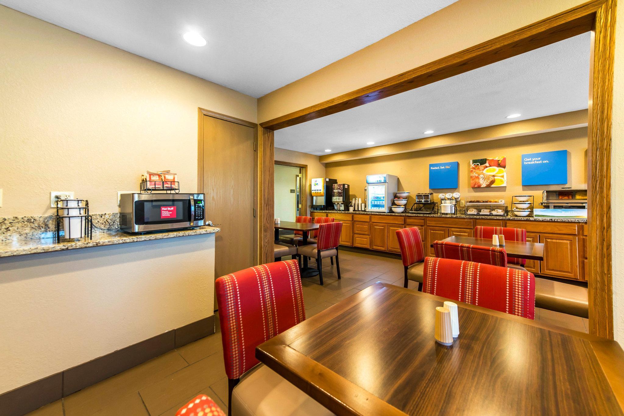 Comfort Inn & Suites Hays I-70 Экстерьер фото