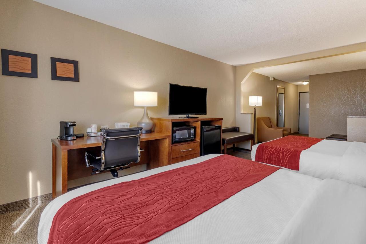 Comfort Inn & Suites Hays I-70 Экстерьер фото