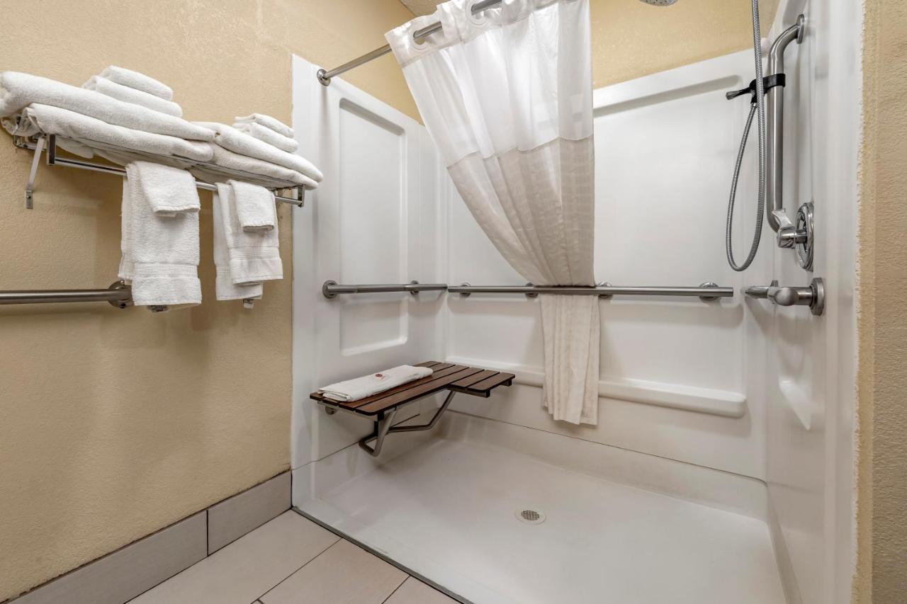 Comfort Inn & Suites Hays I-70 Экстерьер фото