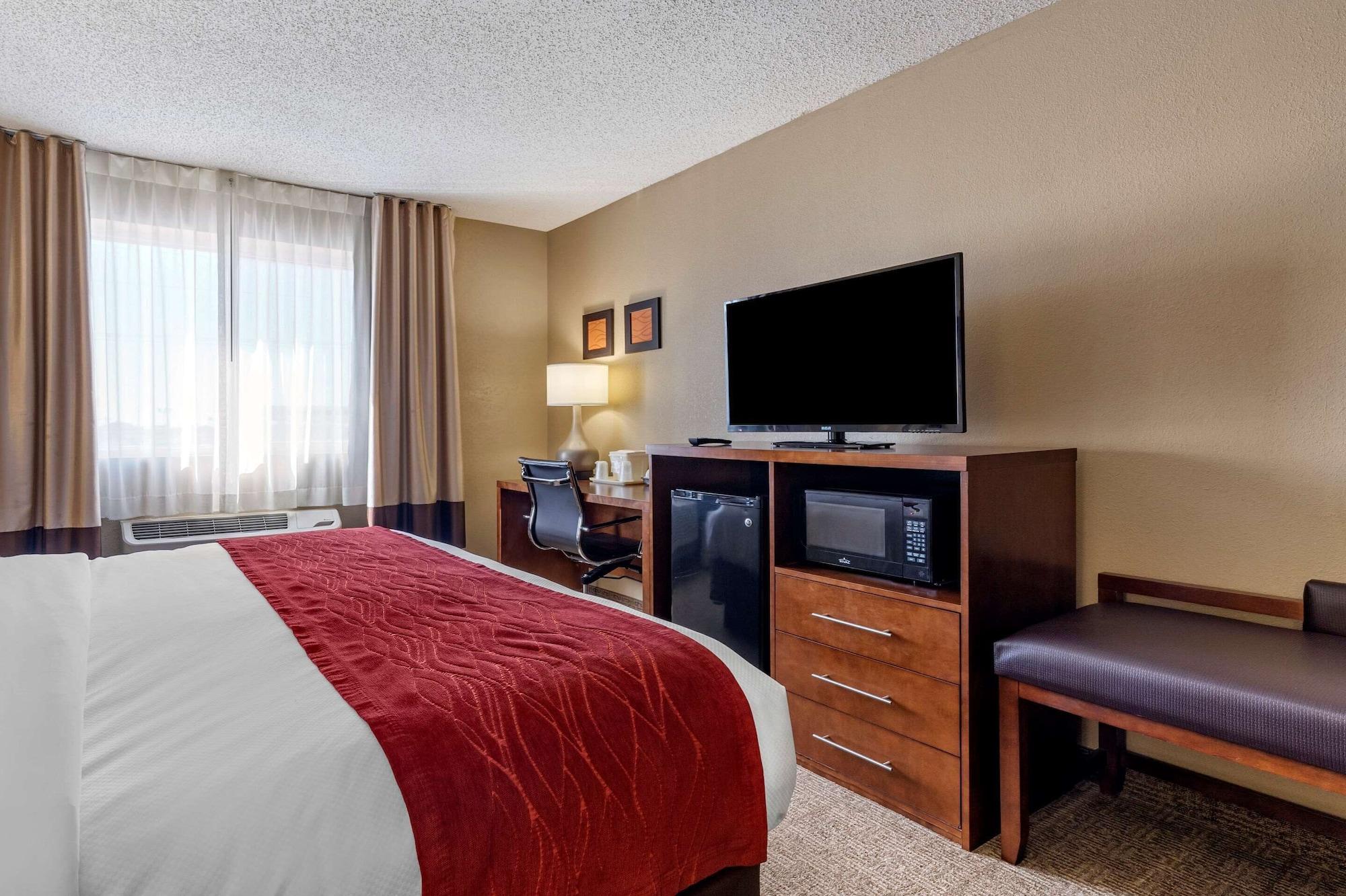 Comfort Inn & Suites Hays I-70 Экстерьер фото