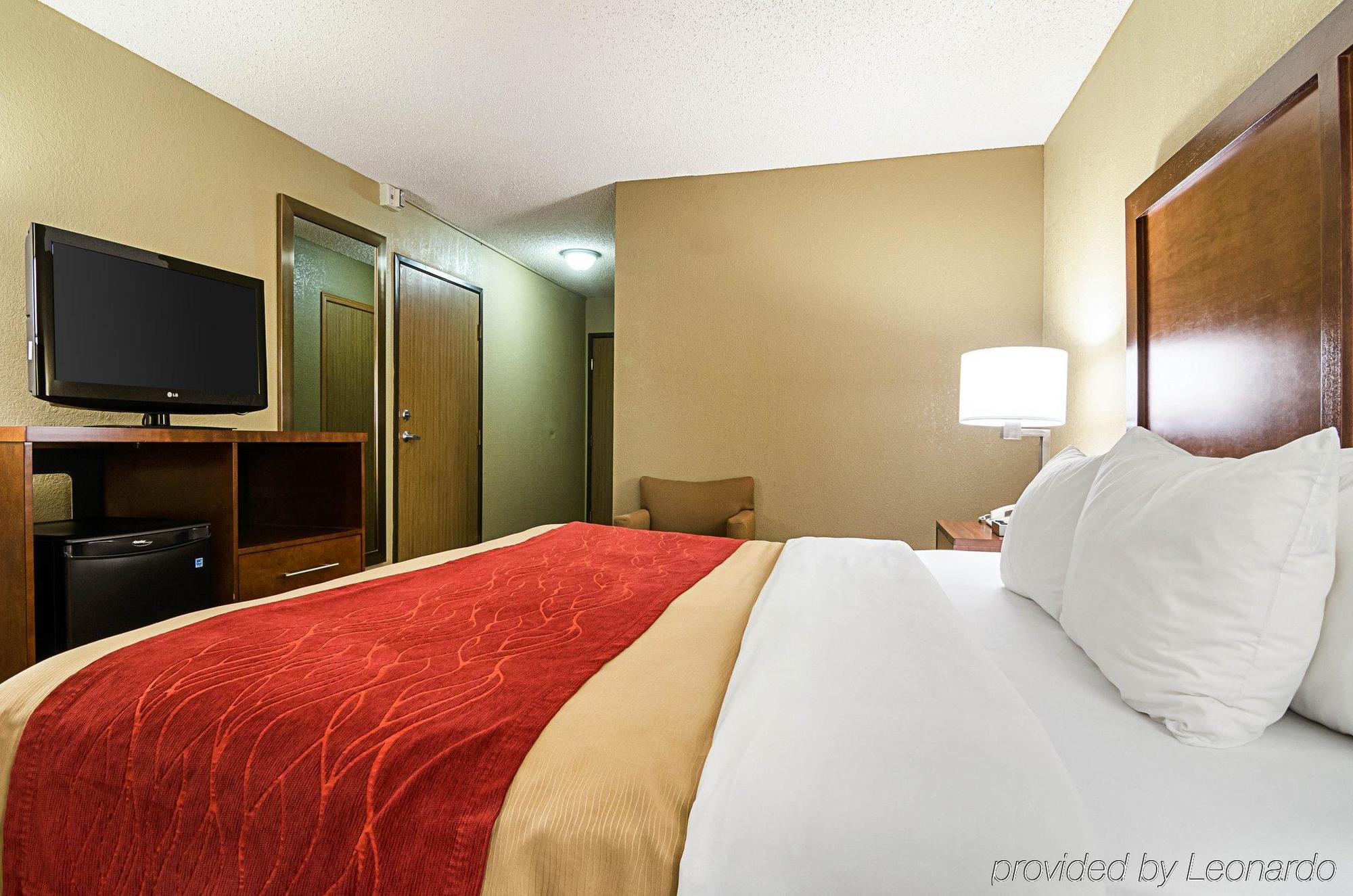 Comfort Inn & Suites Hays I-70 Экстерьер фото